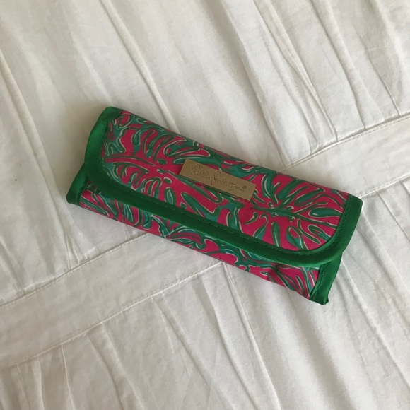 Lilly Pulitzer Handbags - Lilly Pulitzer makeup brush holder Lilly Pulitzer Handbags - Lilly Pulitzer makeup brush holder